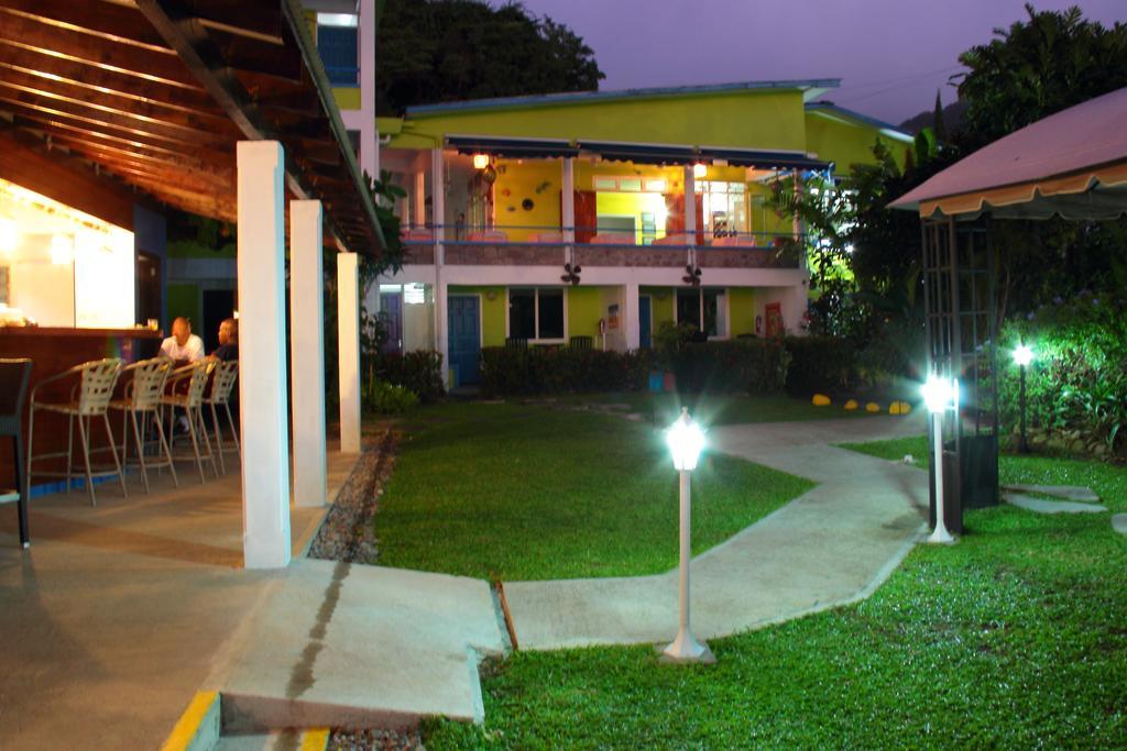 Castle Comfort Lodge Roseau Bagian luar foto